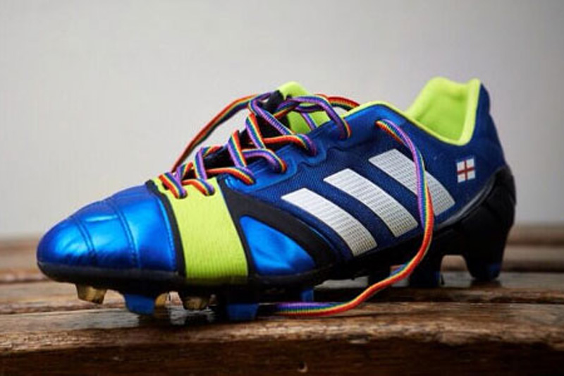 le scarpe da calcio con i lacci colorati contro l'omofobia